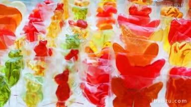 由糖制成的彩色糖果全景图从左到右